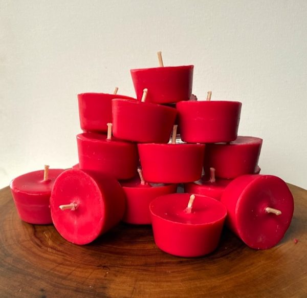 Twenty Dragon's Blood pure soy Votives burn brightly for a total of 240 hours with a luxurious, intoxicating fragrance.