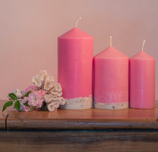 Romantically scented, this candle range is infused with essential oils of Rose and Geranium. Pretty in pink, this candle features a crisp white base embedded with river pebble.