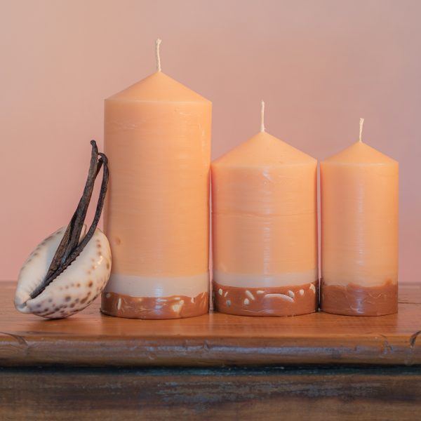 Warm, rich and ever popular, pure Vanilla essential oils create a creamy-coloured candle which features a base of white and caramel, embedded with river pebble.