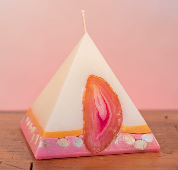 As your pyramid candle burns, the flame illuminates the Agate, revealing the stone's unique variegated patterns, and leaves you with a gorgeous keepsake. Frangipani and Ylang Ylang combine in a sweet, light hearted and happy fragrance. In colours of pink and orange, this range will make you want to get your 'go-go' boots on!
