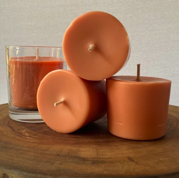 Sweet Orange, Ginger, Cinnamon and Vanilla pure soy Classic candles, with one glass, burn brightly for a total of 105 hours with a spicy, winter aroma.
